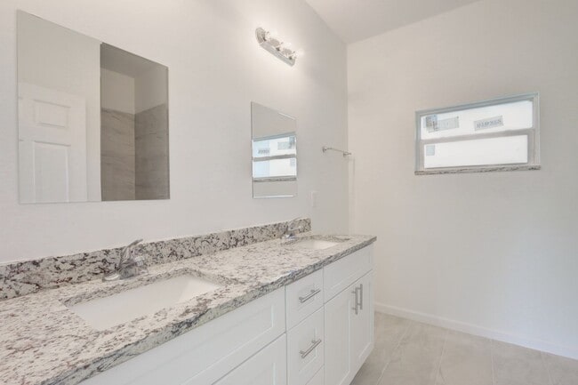 Photo - BRAND NEW 3/2/1-SAVANNAH MODEL-GREAT SW LE...