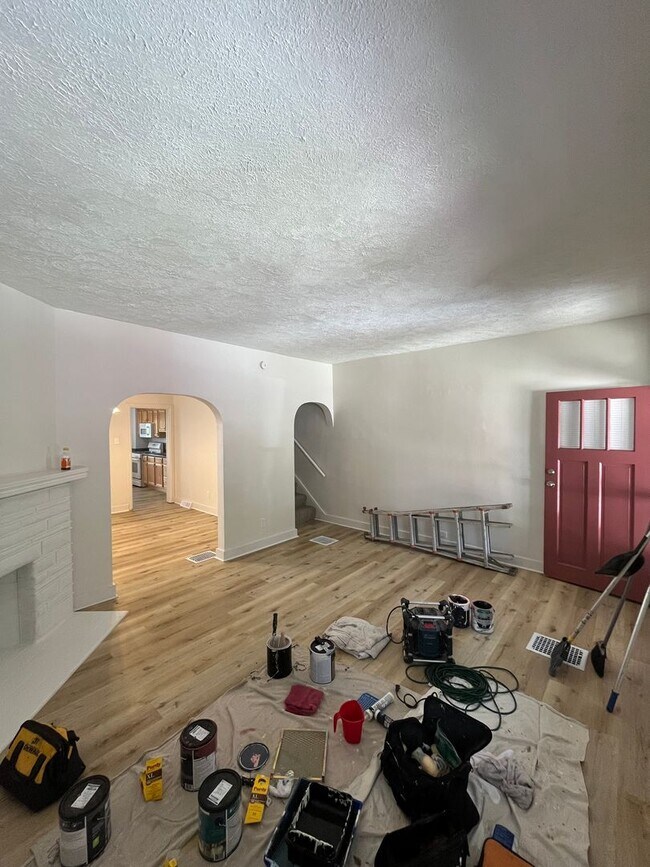 Photo - Large 2 Bed 1 Bath Home, with office space! Available Now!