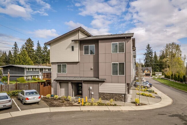 Photo - Modern Tri-Level 4BD/3.5BTH Townhouse in Lynnwood for Rent! Pet Friendly!