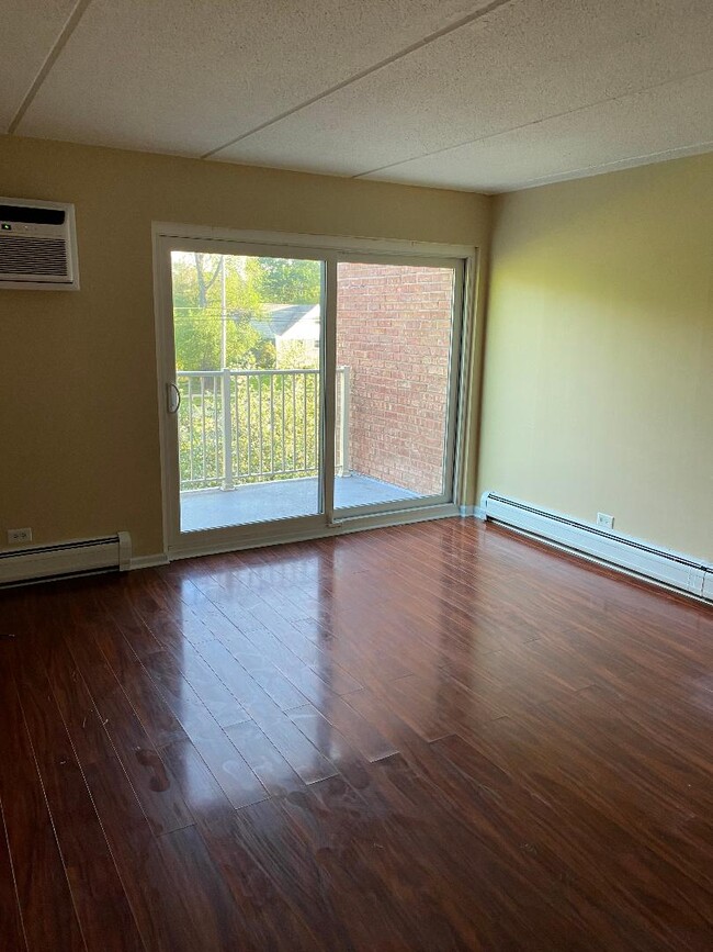 Building Photo - 300 W Fullerton Ave Unit 322