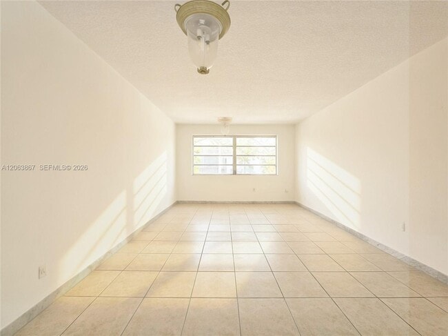 Building Photo - 1225 NE 124th St Unit 24B