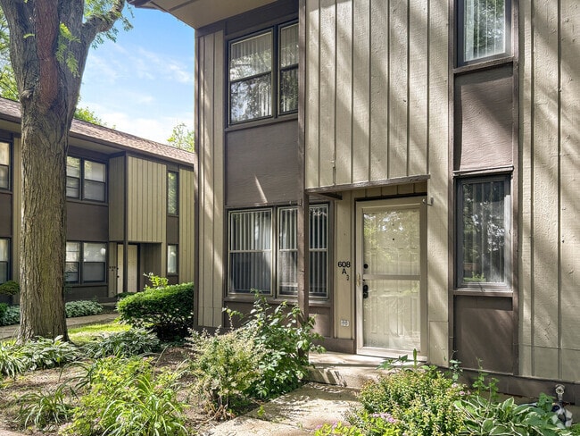 Building Photo - 608 N Hough St Rental