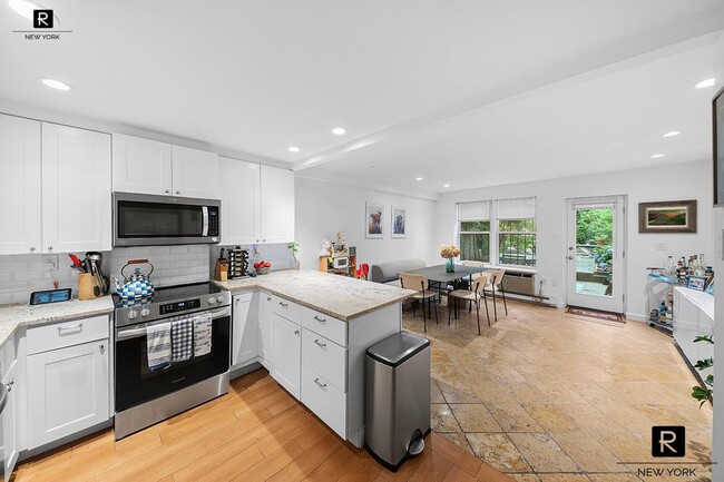 Photo - 487 W 22nd St