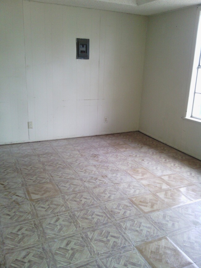 Building Photo - 2323 Hicks Ave Rental