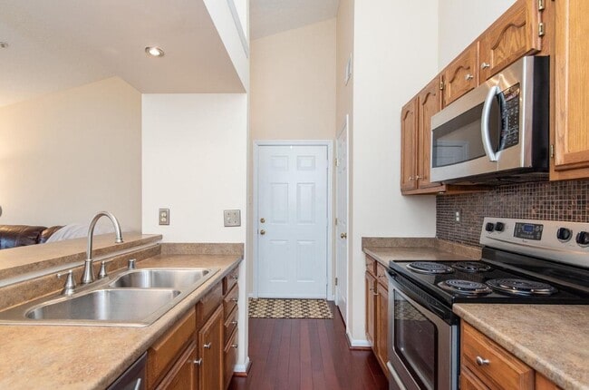 kitchen - 1002 Markham Ct Unit M