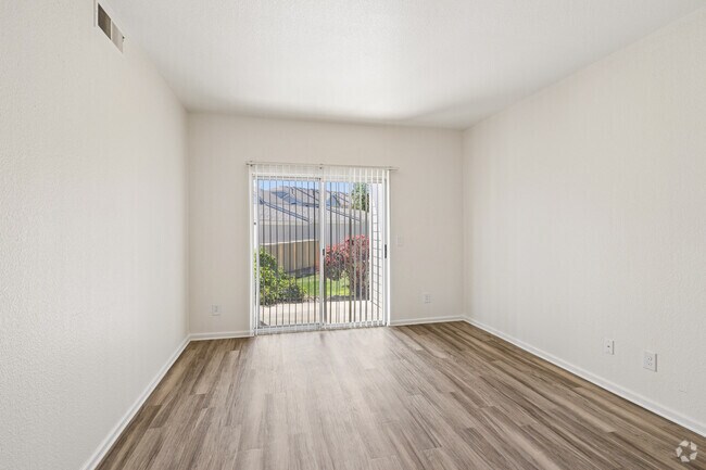1BR, 1BA - 695SF - Living Room