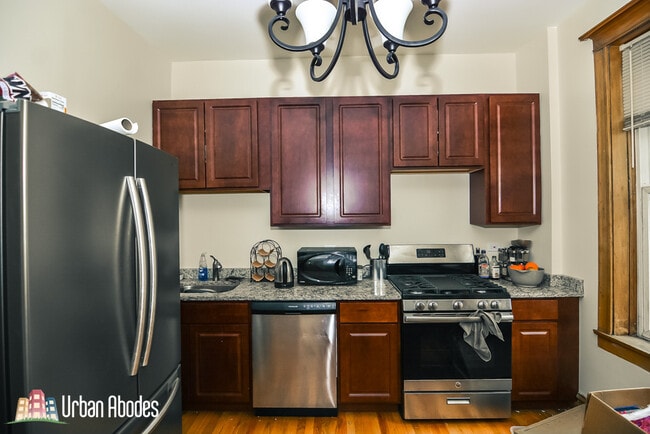 Building Photo - 852 N Leavitt St Unit 3