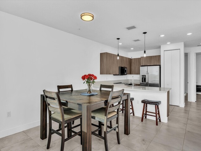 Photo - 6410 NW 102nd Path Unidad 6410-302