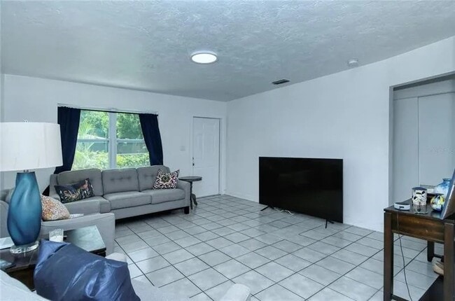 Photo - 1428 16th St W