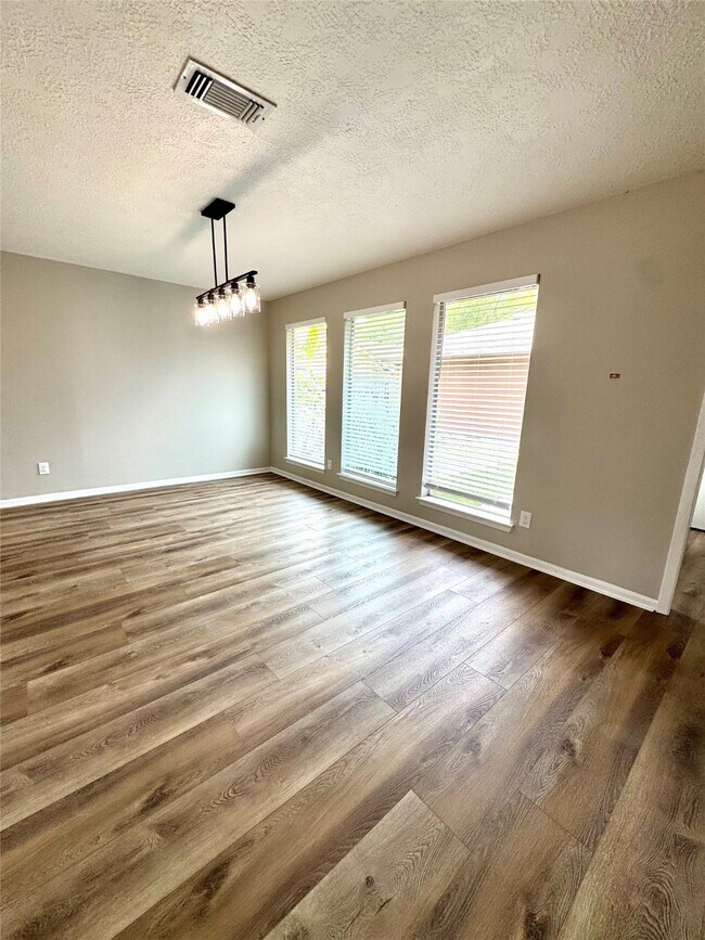 Photo - 305 Heathgate Dr