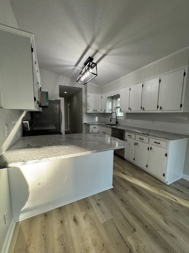 Building Photo - Modern 3bed/2bath in GREAT neighborhood!