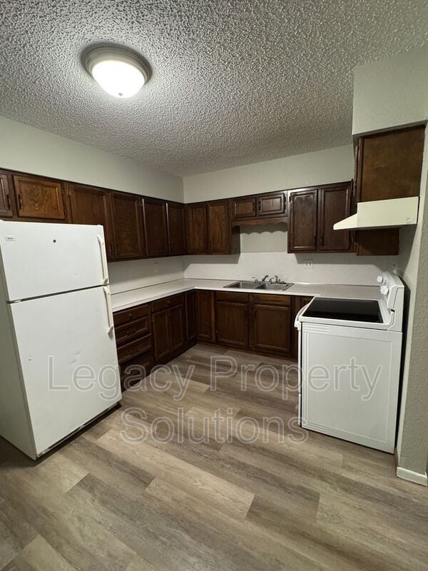 305 E Expressway - 305 E Expressway House