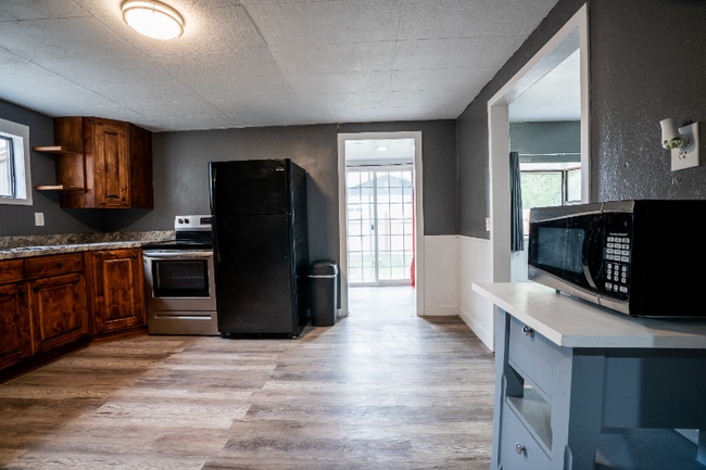 Photo - 41 Riverside Rd S