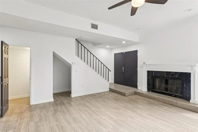 Photo - 170 E Davis Blvd