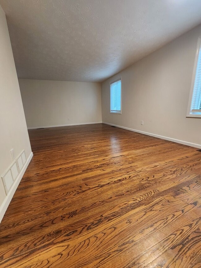 Building Photo - For Rent – Beautiful 3-Bedroom Split-Level... Rental