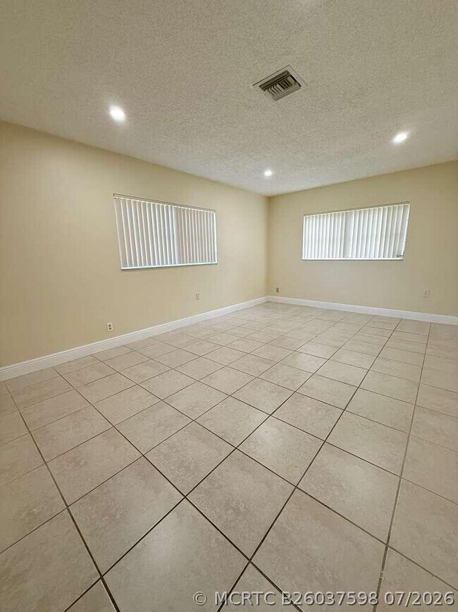 1918 Palmland Dr