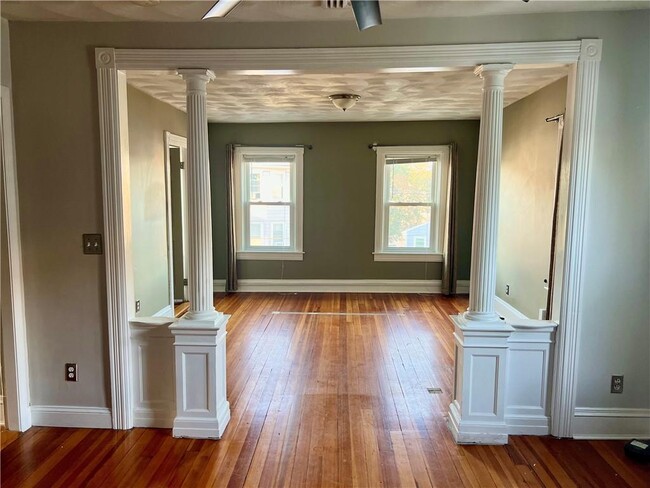 Building Photo - 360 Weeden St Unit 3