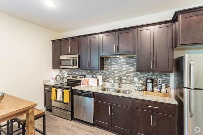 1BR, 1BA - 750 SF - Kitchen - Mayfair West End