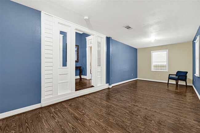 Photo - 307 N Live Oak St