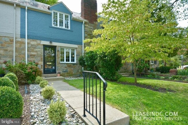 Photo - 704 Devon Pl