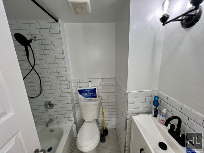 Photo - 2BR 2BA Sunny Bedstuy Duplex w/ Backyard By Herbert Von King Park Unidad 1