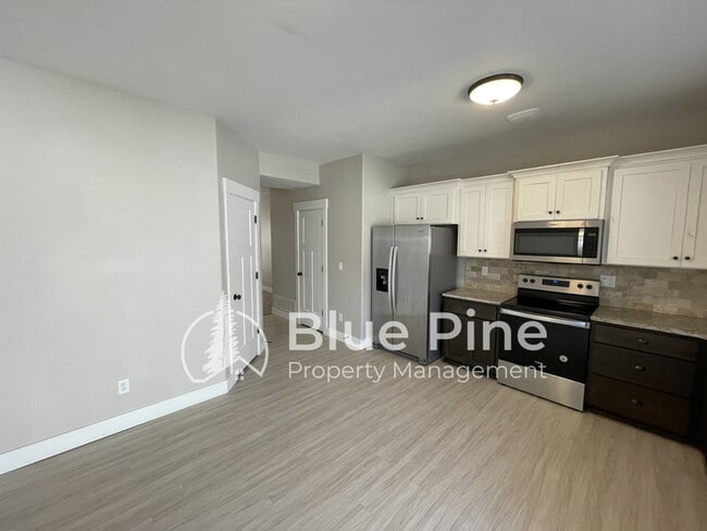 Photo - 700 S Saturn Ave