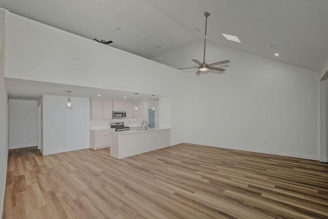 Photo - 7612 Woodford Ave