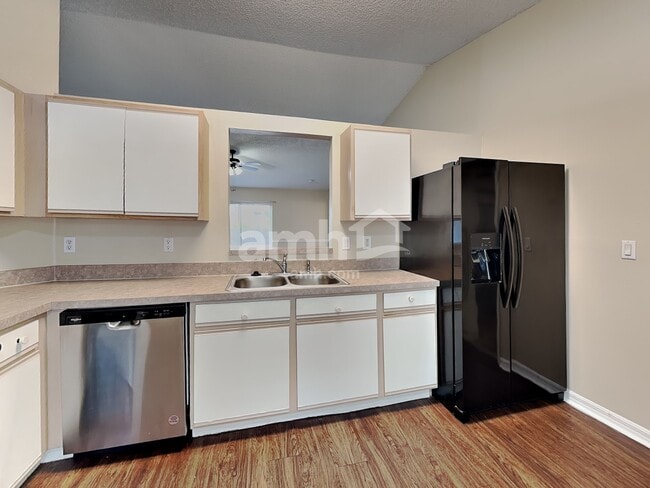 Photo - 632 Delmonico St NE