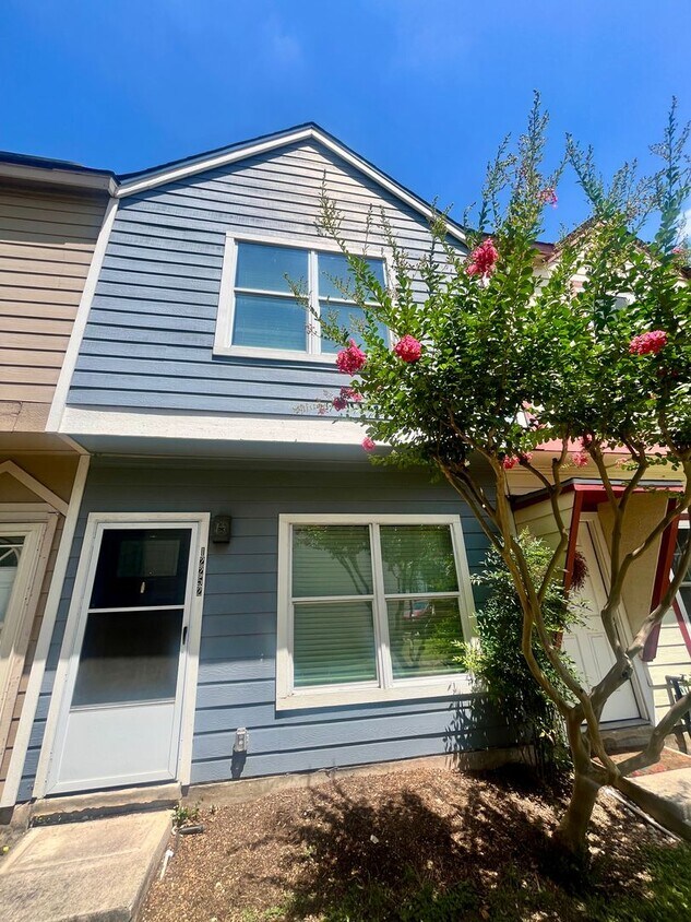 2 Bedroom/2.5 Bath Townhome! Close to Majo... - 2 Bedroom/2.5 Bath Townhome! Close to Majo...