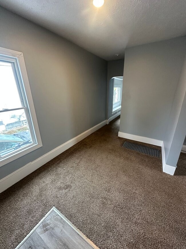 Photo - 4 Bed / 2 Bath Sunroom, Updated Kitchen & Spacious Layout!