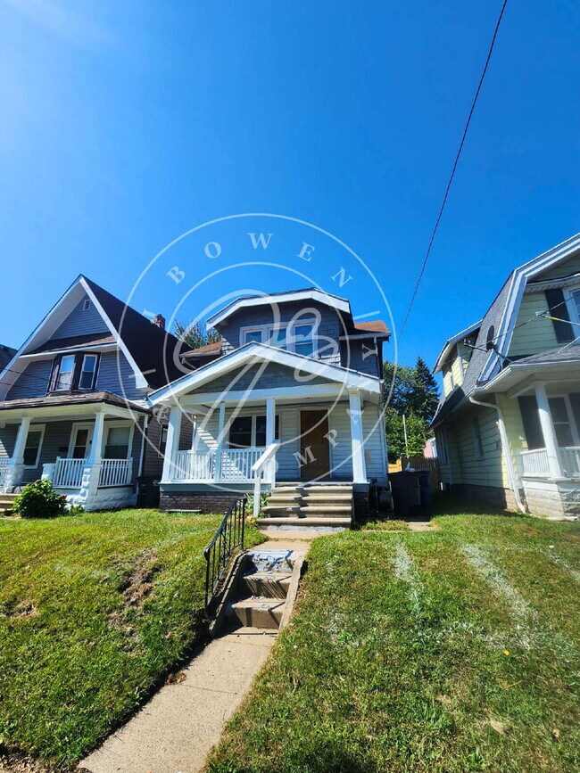 Building Photo - Spacious 3 bed with bonus room and shower ... Rental