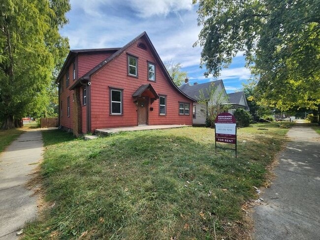Building Photo - 4 Bedroom/2 Bath w/Attached Garage Recentl...