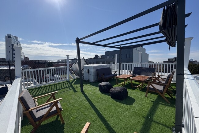 Building Photo - 680 Hart St Unit 3