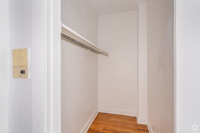 1BR, 1BA - 760SF - Closet