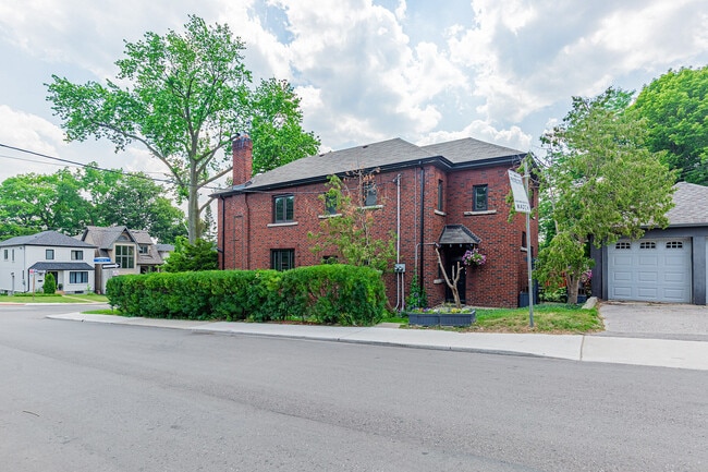 Building Photo - 2 Larkin Ave