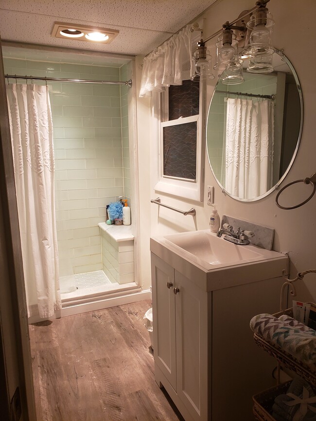Master bathroom - 25 Pinehurst Rd