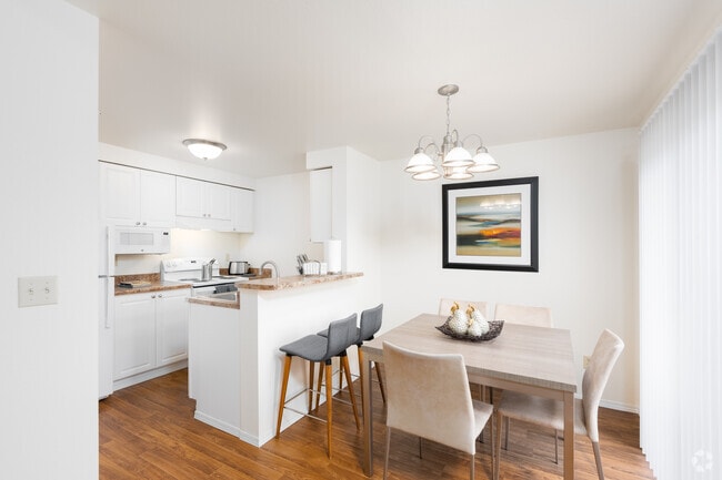 2BD, 1BA - 915SF