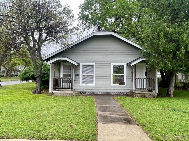 Building Photo - 1 BED 1 BATH DUPLEX FOR LEASE AVAILABLE July 1!