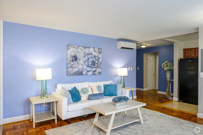 1BR, 1BA - 650SF - Living Room