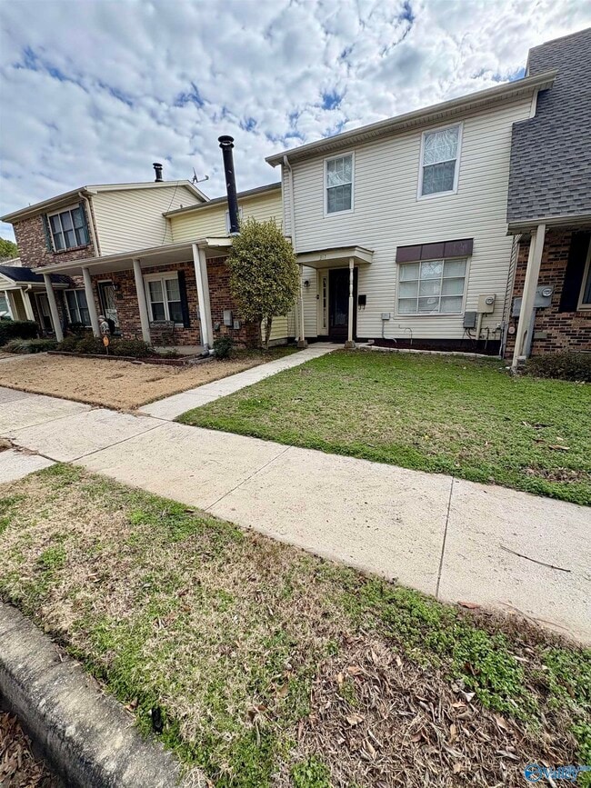 Photo - 317 Chateau Dr SW