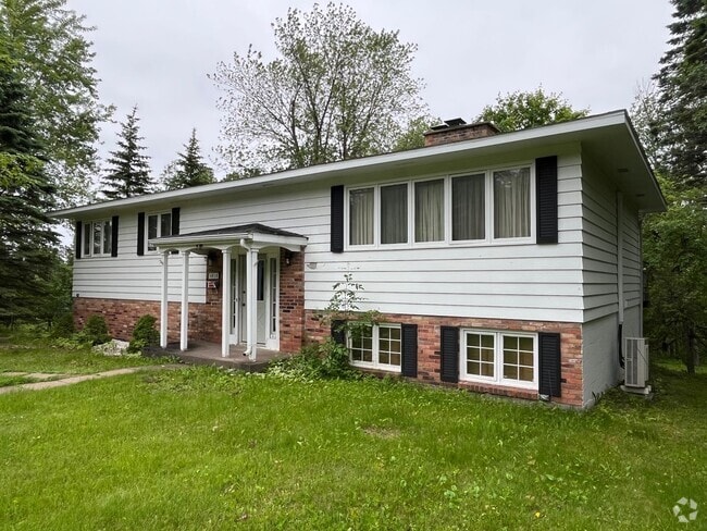 Building Photo - Lakeside 5 Bedroom 3 Bath Home Available T...