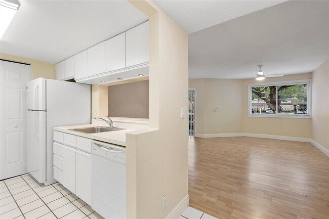 Photo - 9899 Westview Dr Unit 516