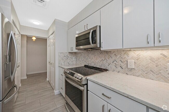 Building Photo - 376 Commercial St Unit 6C Rental