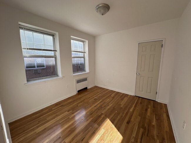 Bedroom (1) 2.5 Room 1 Bed 1 Bath - 171 Company