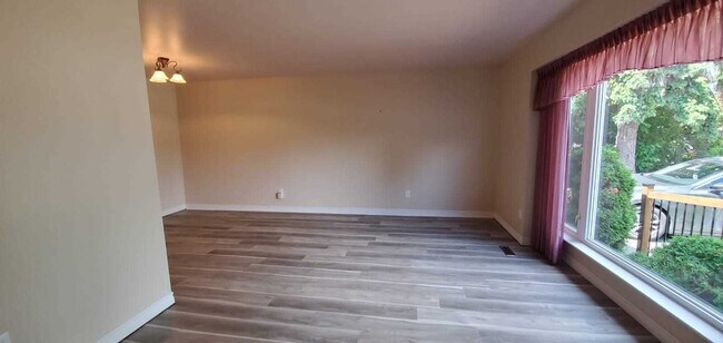 Photo - 15 Burnham Crescent