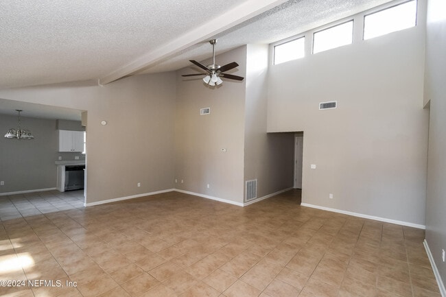 Photo - 4385 Queensway Dr