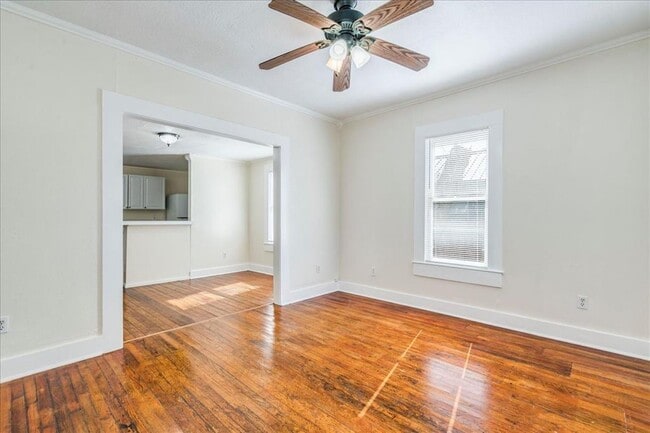 Photo - 208 W Lockhart St