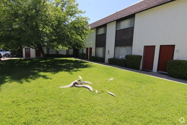 Building Photo - 2 bedrooms, 1.5 bath townhouse apartment Unit 05