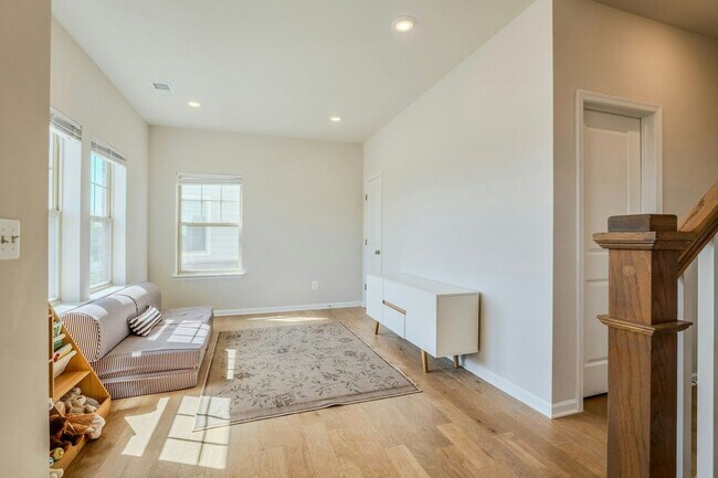 Photo - 813 Sawback Sq NE