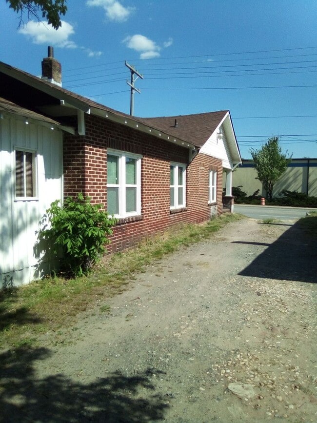 Building Photo - 2705 E Market St